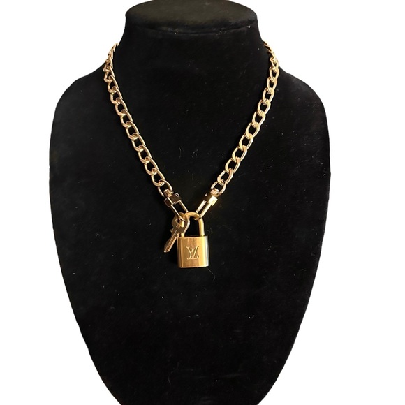 Authentic Louis Vuitton #300 Lock & Key Set on a 18K Gold Plated Chunky Necklace - Picture 4 of 5